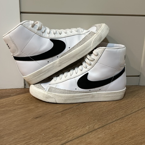 Women’s Nike Blazer - Picture 3 of 8